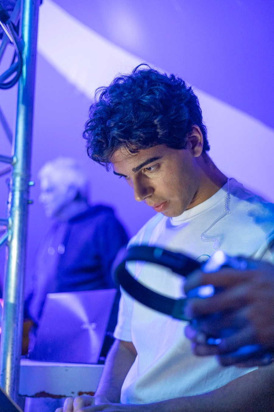 Simão Mota, co-fundador da SilentWave, a preparar auscultadores num evento