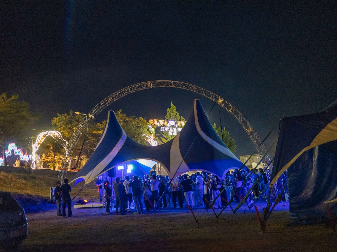Tendas e arco de luzes montados pela SilentWave na Feira de São Tiago, à noite