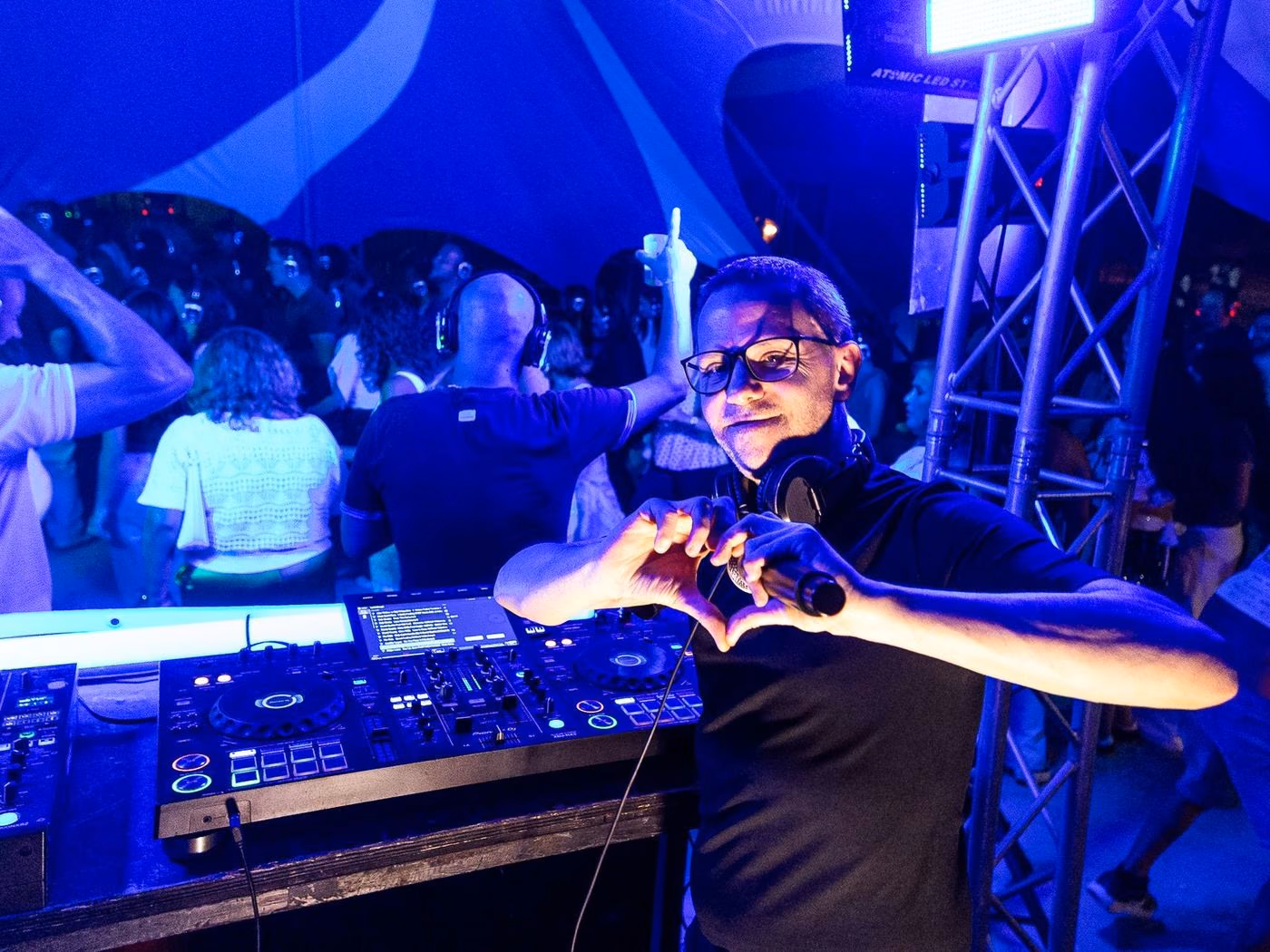 DJ a fazer um coração com as mãos para o público da Feira de São Tiago
