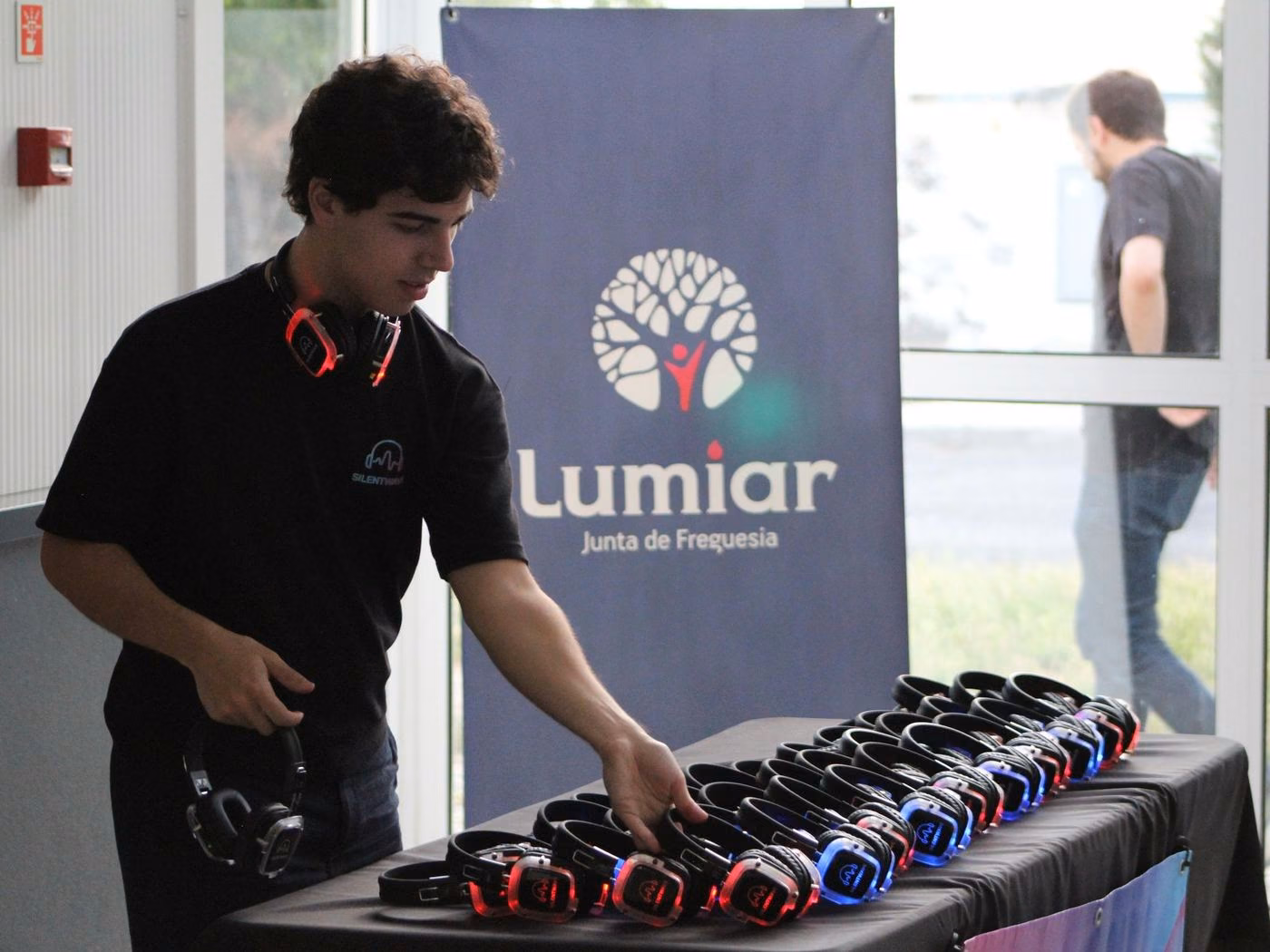 Membro da equipa a montar a mesa de auscultadores num evento da Junta de Freguesia do Lumiar