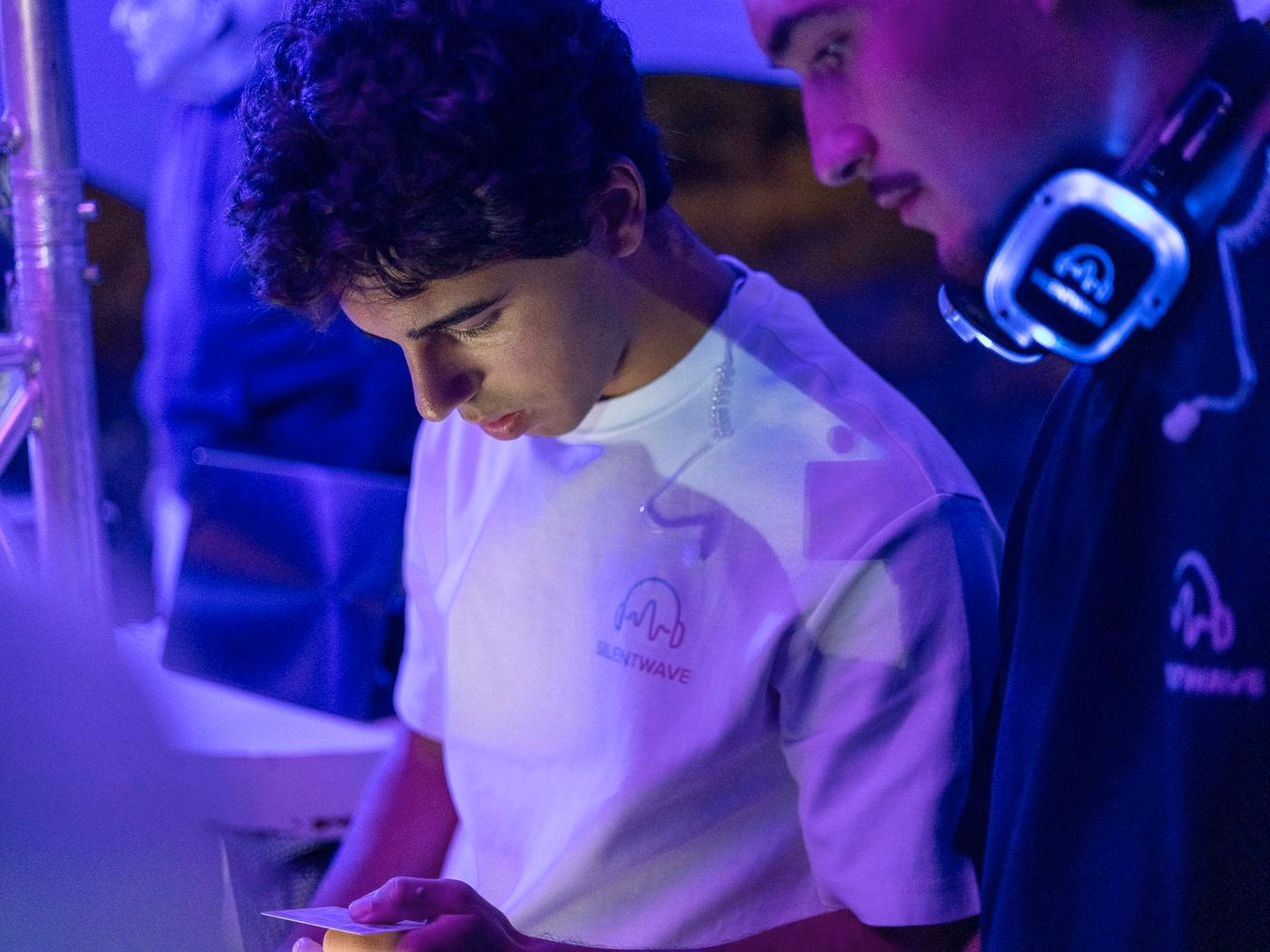 Equipa técnica SilentWave a trabalhar durante a noite na Feira de São Tiago